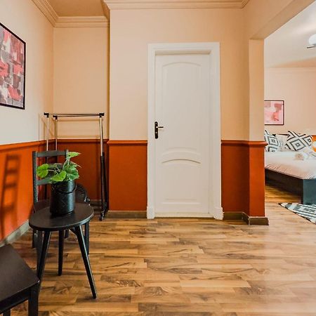 Distinct & Decent 2 Bdr Apt Steps From Nightlife And Airport Cairo Exterior photo